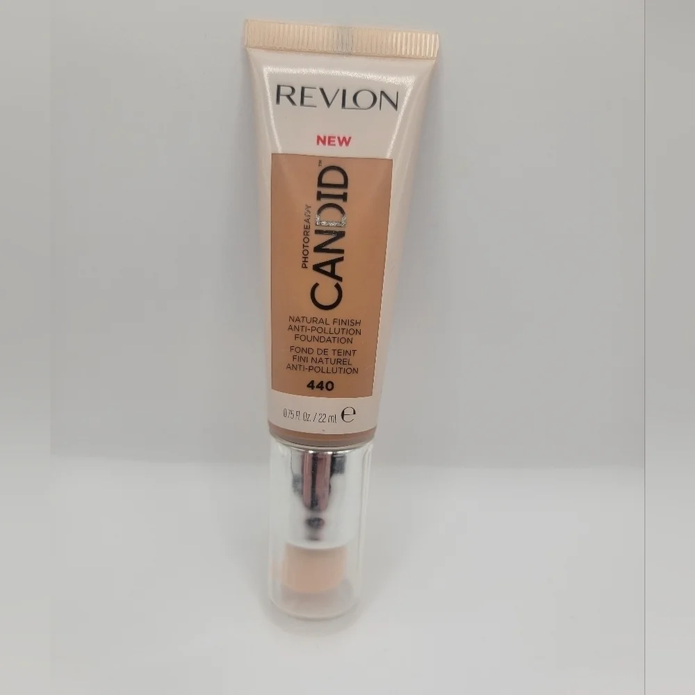 NWT Revlon Candid Natural Finish Foundation - 440 Caramel